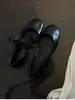 Sapatilhas vermelhas de bico aberto e salto baixo com recortes laterais, design raso em couro bovino, aumento de altura interna, novos sapatos femininos 2026