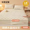 Saia de cama acolchoada de veludo cristal Classe A bordado duplo C quente de veludo curto cobertura de cama acolchoada protetor de colchão saia de cama semi-coberta de veludo de leite