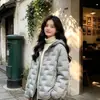 Nueva Chaqueta de Algodón con Capucha Ligera Holgada Otoño/Invierno 2026 para Mujer Estilo Corto para Personas Pequeñas Moda Tallas Grandes Ropa Exterior Casual