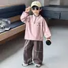 Conjunto de cremallera de cinco líneas para niños, nueva colección primavera/otoño 2026, atuendo moderno y genial estilo coreano, conjunto deportivo de dos piezas