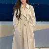 Elegante trench coat branco para mulheres, novo modelo outono 2026, comprimento médio, acinturado, fluido, estilo britânico, casaco para baixinhas
