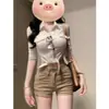 Chica Caliente Americana Usa Shorts de Mezclilla Color Caqui que Realzan las Caderas para Mujer Nuevo Estilo 2025 Ajustados que Cubren los Glúteos Hot Pants