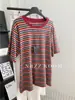 Camiseta Feminina Manga Curta Estilo Coreano Preguiçoso Verão 2025 Listras Arco-Íris Retro Cor Contrastante Gola Redonda Slim Casual