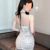 El atuendo de la hermana real presenta un diseño puro y deseable con un vestido de tirantes finos de lunares de nicho, un vestido corto ajustado tipo body de malla con fruncidos para el verano
