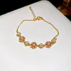 Pulsera de Flor de Zirconia con Perla Bañada en Oro Real Pulsera de Lujo Ligero de Gama Alta Diseño de Nicho Joyería de Mano Exquisita Venta al por Mayor