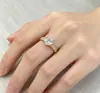 Anel vintage de luxo leve para mulheres, anel de zircônia microincrustada bicolor dourado e prateado, anel aberto ajustável multicolorido com um toque de nicho de alta qualidade