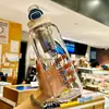Vaso de vidrio de gran capacidad, resistente al calor y a las caídas, con un infusor incorporado para separar las hojas de té del agua, y una pajilla para beber fácilmente sobre la marcha