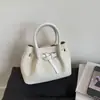 Bolsos Retro para Mujer Otoño e Invierno 2025 Nuevo Bolso de Hombro Cruzado de Alta Gama para Viajes Diarios Bolso Cubo Plegado Coreano