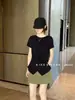 Camiseta de Manga Curta com Gola Redonda para Mulheres, Novo Design Verão 2026, Top Slimming Irregular Cruzado com Ajuste na Cintura, Fino A6392