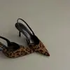 Sapatos de salto alto prateados elegantes estilo francês para mulheres, estilosos e confortáveis, sapatos de bico fino com salto kitten, sandálias de bico fechado estilo francês