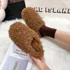 Nuevas pantuflas de peluche rizado 2026 para mujer, adecuadas para usar en exteriores en otoño e invierno, cálidas, con diseño de punta cerrada, forro de algodón y suela plana antideslizante para uso en interiores