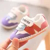 Zapatos para Niños Pequeños Primavera y Otoño Zapatos de Interior de Suela Blanda con Velcro para Niñas, Zapatos Casuales de Bloques de Color