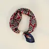 Bufanda Pequeña de Seda Estilo Nuevo con Hebilla Magnética Perezosa y Tacto de Alta Gama, Cadena de Perlas para Clavícula para Mujer, Bufanda Pequeña con Elemento de Carruaje de Lunares Paisley