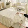 Faldón de cama acolchado 100% algodón estilo dos en uno sábana de cama estilo campestre con flores pequeñas cubierta de cama antideslizante