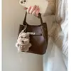 Bolso de cubo de cuero suave minimalista nuevo transfronterizo, un bolso de hombro versátil y elegante que se puede llevar cruzado, disponible para pedidos personalizados y venta al por mayor, diseñado para mujeres