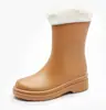 Zapatos de lluvia de moda transfronterizos para mujer, suela gruesa, calzado para exteriores, todo lo combina, zapatos impermeables, antideslizantes, zapatos de goma para cocina, zapatos impermeables para lavado de autos para mujer