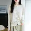 Cardigã de tricô bege com gola redonda para mulheres, uma peça de outer wear leve e de caimento solto para primavera e outono, apresentando um design simples e elegante com mangas compridas e uma textura refinada semelhante à lã
