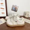 Zapatillas de velcro populares y mullidas para mujer, nuevas zapatillas chic de nicho tipo pan inflado para otoño de 2026, zapatillas blancas