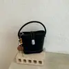 Moda Sencillo Estilo Coreano Hebilla Retro Gamuza 2026 Otoño Invierno Nueva Versión de Moda Cruzada de Mano para Hombro Individual Bolso Cubo Mujer
