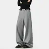 Pantalones negros de pierna ancha para hombre con diseño de raya de planchado central, cintura elástica, corte holgado, caída fluida y estilo casual hasta el suelo.