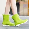 Calçados Externos para Adultos Novos Botas de Chuva Grossas Médias e Curtas para Mulheres Botas de Chuva Quentes e Resistentes ao Desgaste de Inverno para Estudantes Sapatos Impermeáveis Antiderrapantes Sapatos de Borracha