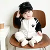 Mono de Primavera y Otoño para Bebé Recién Nacido 2026 Nuevo Estilo Ropa para Gatear Bebé Estilo Coreano Bloque de Color Corazón Manga Larga Mono Moderno