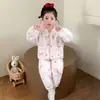 Conjunto de pijama de flanela para meninas, outono e inverno, espessado e quente, feito de fleece de coral, com estampas de desenhos animados, adequado para usar em casa no inverno