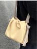 Bolsa plisada para mujer de principios de primavera 2026, nueva moda nicho, color blocking, bandolera de un solo hombro, bolsa tipo cubo nube para mujer