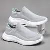 Nuevos mocasines casuales slip-on de verano y otoño, calcetines para pareja, zapatos de malla ligera de talla grande, zapatos deportivos para hombre