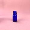 En stock Botella de aceite esencial azul de 5 ml a 100 ml Botella de vidrio a prueba de luz de 30 ml Botella de líquido de esencia cosmética de 50 ml