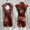 Vestido curto de verão estilo chinês com estampa digital vazado justo que valoriza a silhueta, com um novo colarinho mandarim estilo chinês e design elegante