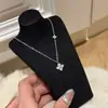 Colar com Pingente Duplo Flor de Trevo de Quatro Folhas de Luxo Leve e de Alta Qualidade para Mulheres, Design de Nicho Moderno e Elegante, Cravejado com Zircônia Corrente para Clavícula
