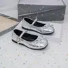 Nuevos zapatos para niñas mayores, colección primavera 2026, zapatos bajos de cuero estilo coreano en color plateado para niñas, zapatos de actuación y baile para niños
