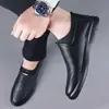 Sapatos de couro Old Beijing para meia-idade e idosos, slip-on de bico redondo com ajuste folgado, sapatos de couro respiráveis, folgados e leves para homens, sapatos de pai