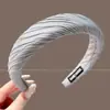 2026 Nuevo Estilo Diadema de Mujer Plisada de Ala Ancha Sensación de Alta Gama Cubre la Parte Superior del Cráneo Hace que la Cara se Vea Más Pequeña Cubre la Raya del Cabello Pinza para el Cabello Accesorio para el Cabello