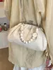 Bolso de mano de paja de moda transfronterizo, bolso nube versátil y elegante con cuentas, bolso de clip de nicho moderno, bolso cruzado tejido