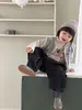 Chaleco a cuadros para bebé niño Otoño 2026 Nuevo conjunto de otoño para niños Estilo coreano Conjunto de sudadera y jeans para niños