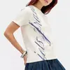 Camiseta cropped de manga curta estilo rua vintage, com grafite em inglês cursivo diagonal desgastado, gola redonda, ombro normal, caimento justo, casual