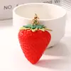 Llavero de fresa realista, lindo colgante de fruta, un accesorio encantador para bolsos y un llavero de metal creativo