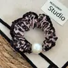 Goma para el pelo retro de encaje con estampado de leopardo estilo coreano para mujer, banda elástica para coleta con cuentas de perlas artificiales de alta elasticidad