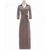 Vestido Slim Longo de Cintura Estampado com Corrente Decote V Saia Envelope DVF Feminino Pg Verão 2025 Novo Estilo