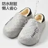 Chinelos de Algodão Impermeáveis Tudo Incluído para Homens, Estilo Outono/Inverno, Cabedal Xadrez de Ursinho de Desenho Animado, Forrados com Lã para Aquecimento, Solado Grosso, Sapatos de Algodão para Uso Externo