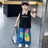 Conjunto de Verano Fresco y Elegante de Corte Holgado para Niños Niños, Chaleco de Bebé sin Mangas 2026 Nuevo Modelo y Pantalones de Mezclilla Estilo Scimitar Set de Dos Piezas