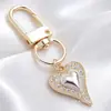 Lujo Ligero Chapado en Oro Full Diamante Charm Hebilla en Forma de D Colgante Hueco en Forma de Corazón Accesorios para Bolsos Llaves Fábrica Stock Mayorista