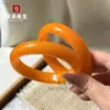 Venta al por mayor del fabricante Xinjiang Mongolia Exterior Topacio Imitación Hetian Jade de Seda Dorada Jade del Desierto Amarillo Aceite de Pollo Suministro en Vivo para Mujeres