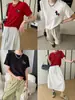 Camiseta Versátil y Sencilla Sinan con Bordado de Parche de Caballo, Corte Ajustado, Hombro Normal, Cuello Redondo, Manga Corta Camiseta Sn8679