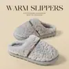 Pantuflas de algodón de suela gruesa para hombre, pantuflas de interior para el hogar, antideslizantes, cálidas, forradas de felpa, pantuflas de algodón afelpado, con una sensación suave y acolchada, estilo hombre, invierno