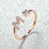 Anillo con Letra de Oro Rosa Nuevo de Amazon Transfronterizo Anillo Abierto con Diamante Blanco Joyería de Mano Anillo Único Personalizado Venta al por Mayor