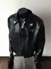 Chaqueta de motociclista de alta gama de la calle principal americana con bordado floral, cuero texturizado, corte ajustado, chaqueta corta retro americana