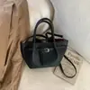 Bolsa Tote Simples de Grande Capacidade para Axila Feminina 2025 Inverno Nova Bolsa de Mão de Alta Qualidade de Nicho para o Dia a Dia Bolsa de Ombro